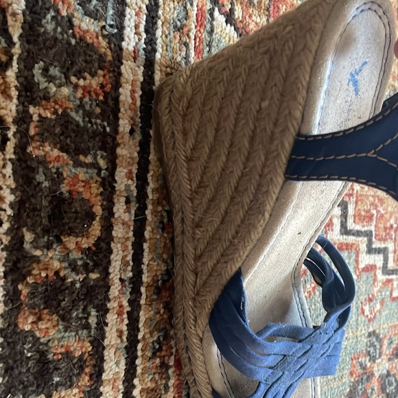 Free in Bundle- AE Wedge Sandals - Picture 6 of 9